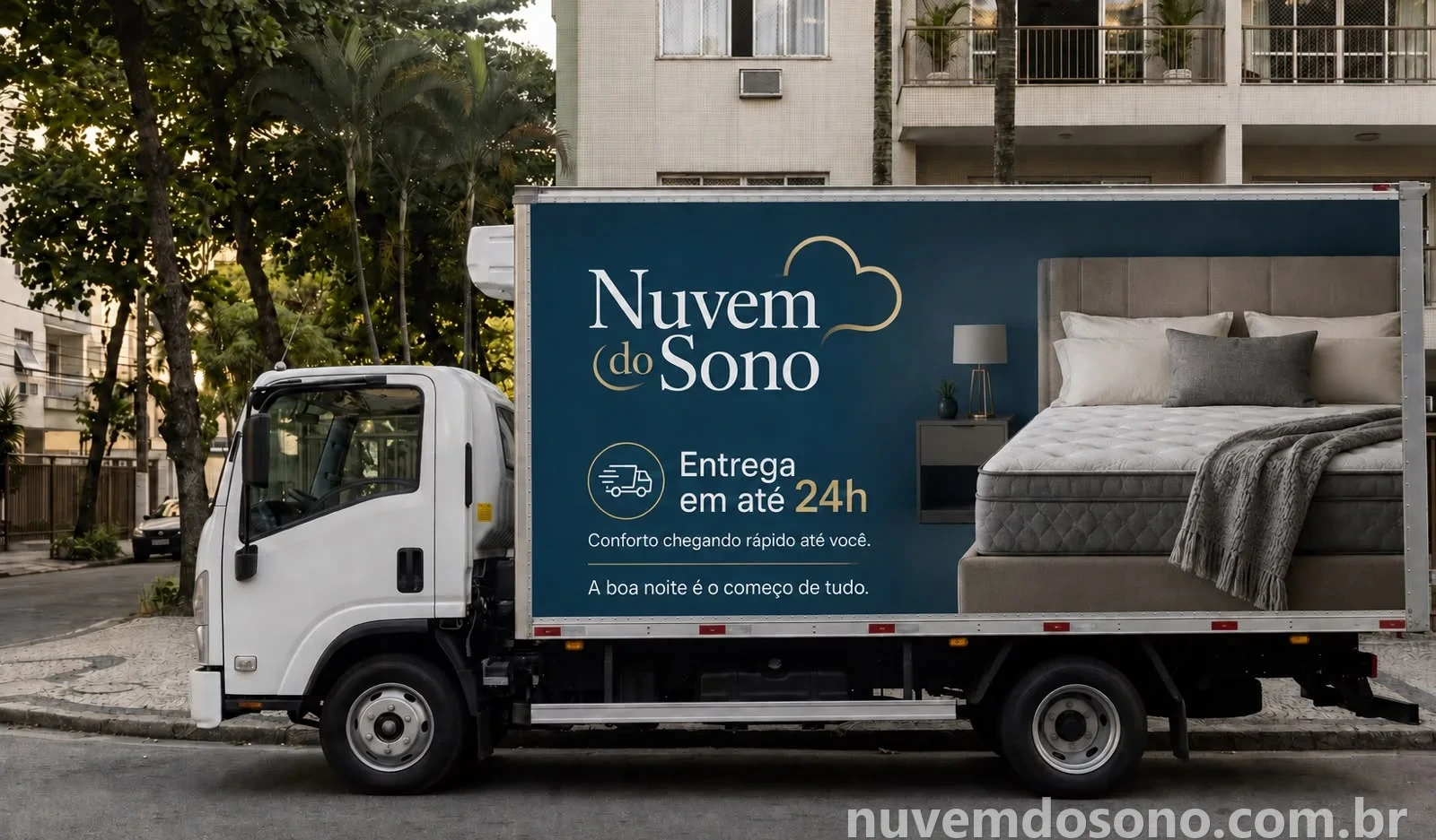 Caminhão de entrega da Nuvem do Sono estacionado em rua arborizada da Zona Norte do Rio