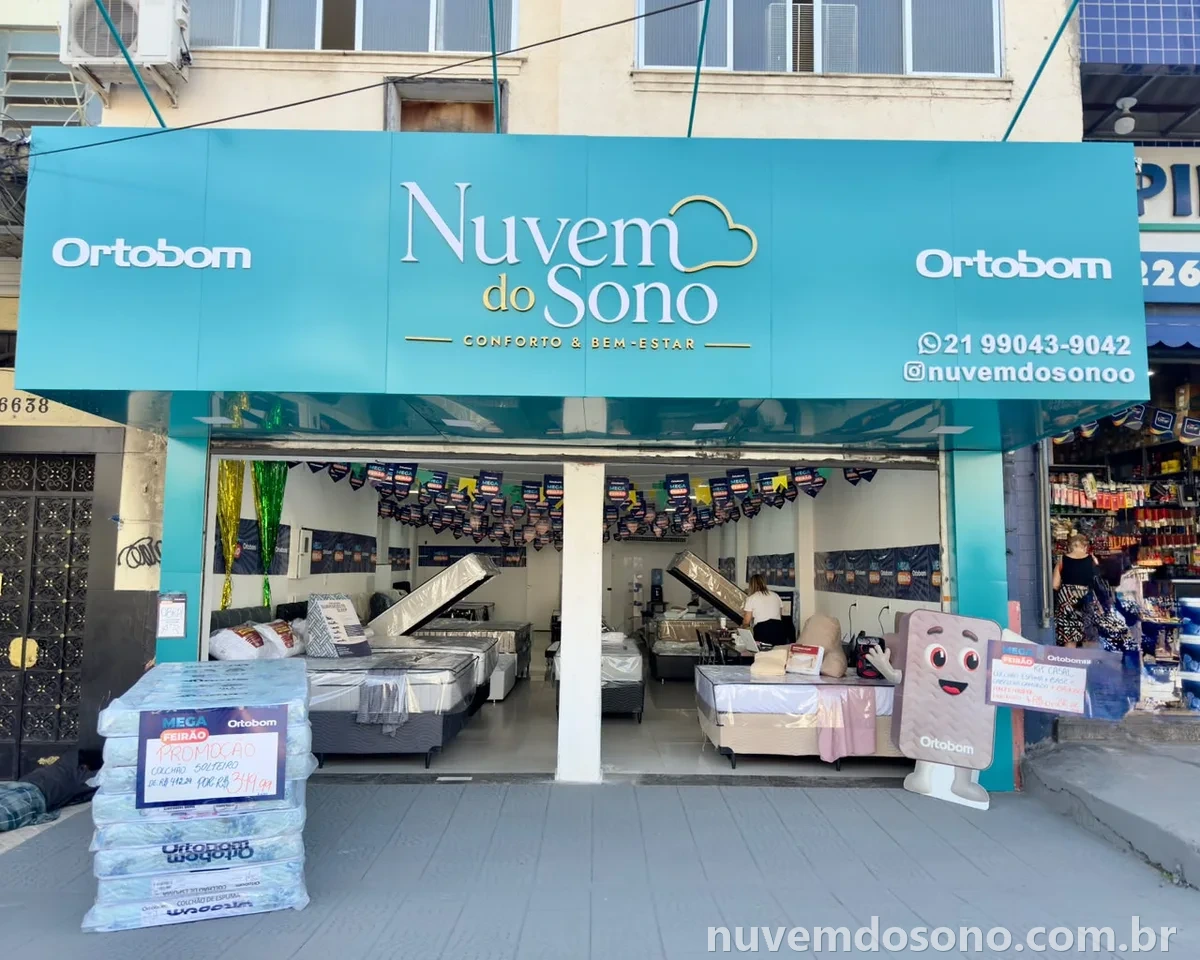 Fachada da loja Nuvem do Sono em Pilares, com colchões Ortobom expostos na entrada